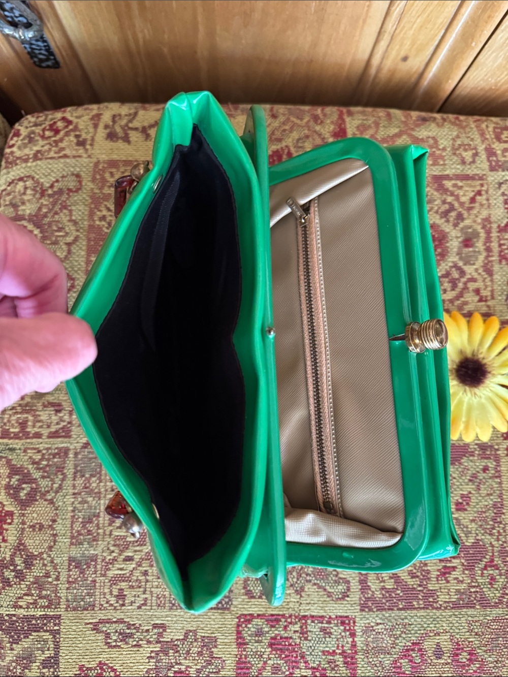 👛 RARE + Vintage; Kelly Green 50’s/60’s Vinyl Purse w/Coca Cola Colored Handles! - Picture 9 of 14